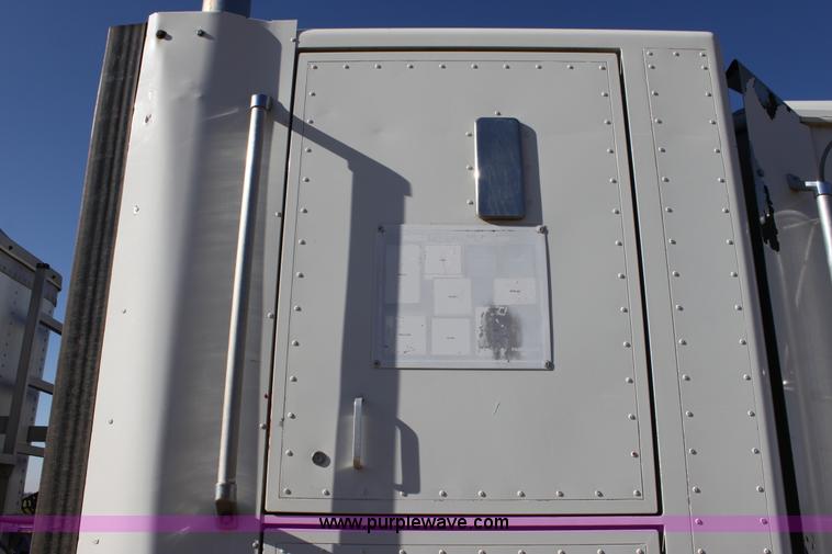 image for item B8751 1991 International 9400 Eagle semi truck