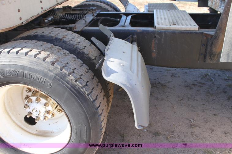 image for item B8751 1991 International 9400 Eagle semi truck