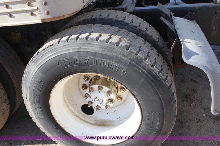 image for item B8751 1991 International 9400 Eagle semi truck