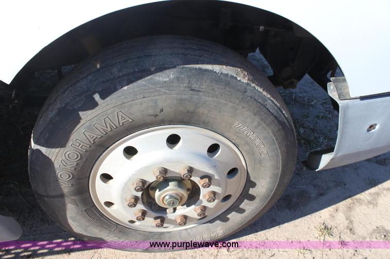 image for item B8751 1991 International 9400 Eagle semi truck