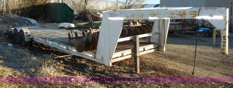 image for item A3383 2000 Titan 30' flatbed gooseneck trailer
