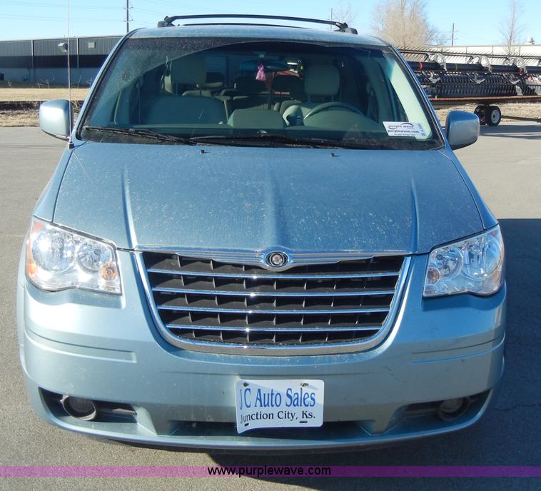 image for item A3389 2008 Chrysler Town & Country Touring mini van