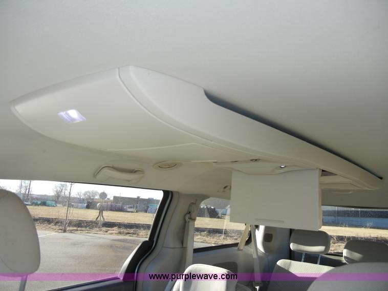 image for item A3389 2008 Chrysler Town & Country Touring mini van