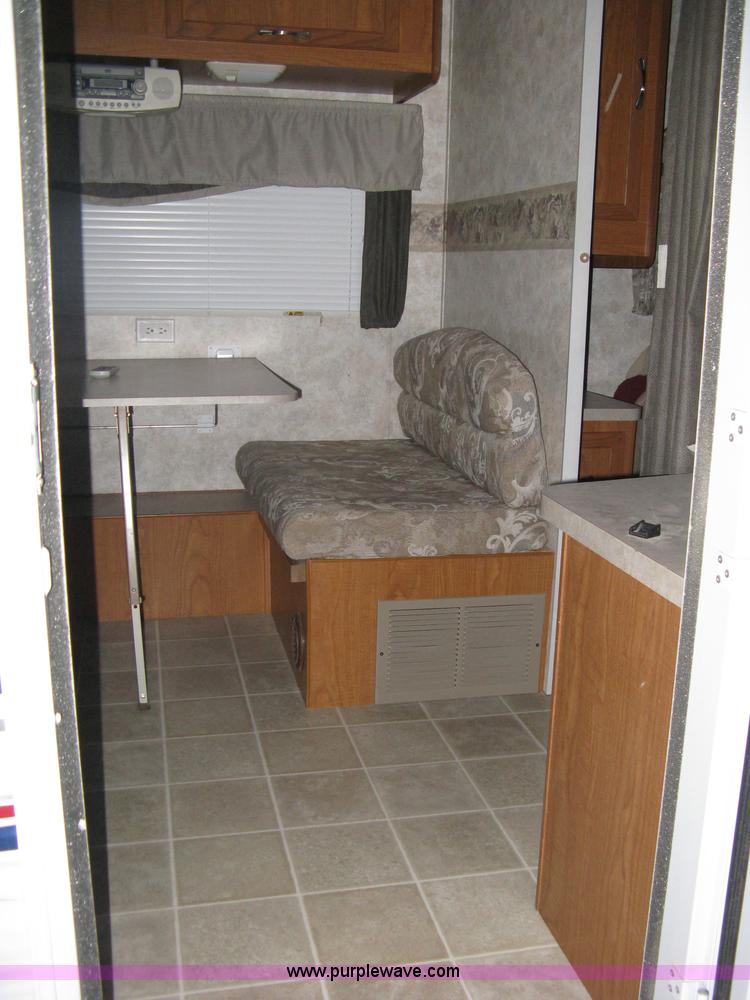 image for item A6025 2004 Coachmen Spirit of America Limited Edition camper trailer