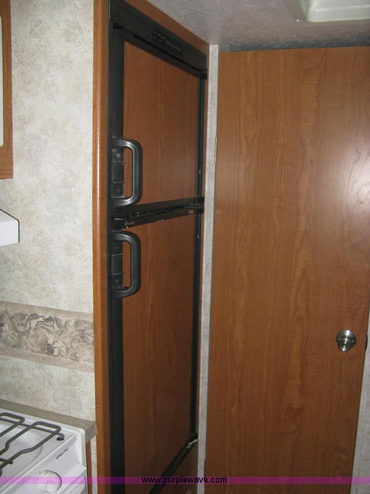 image for item A6025 2004 Coachmen Spirit of America Limited Edition camper trailer