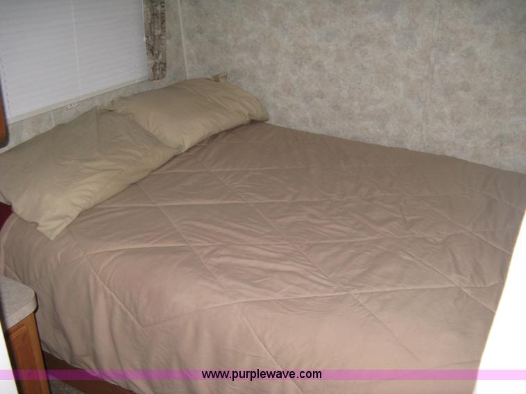 image for item A6025 2004 Coachmen Spirit of America Limited Edition camper trailer