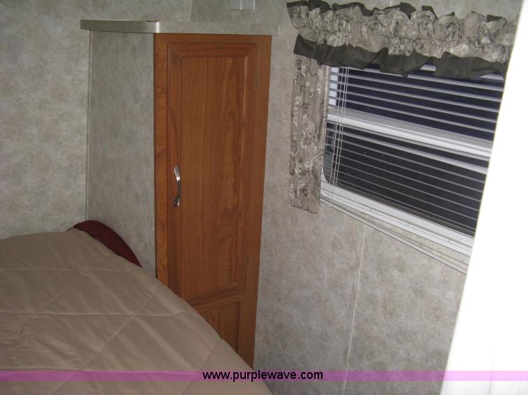 image for item A6025 2004 Coachmen Spirit of America Limited Edition camper trailer