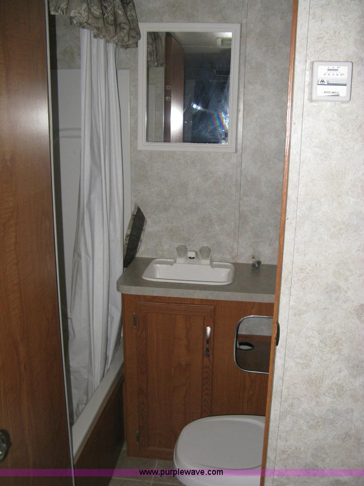 image for item A6025 2004 Coachmen Spirit of America Limited Edition camper trailer