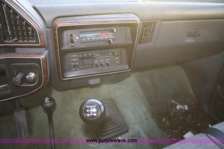 image for item A6633 1989 Ford F150 pickup truck