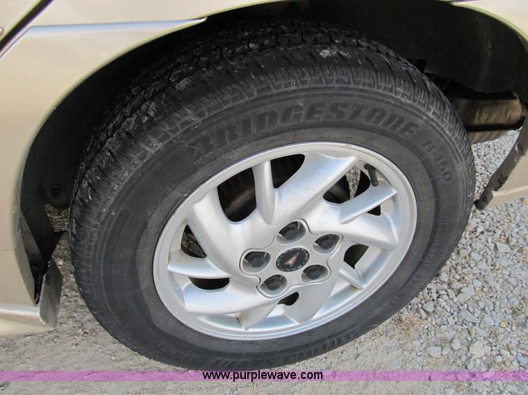 image for item B2517 2001 Pontiac Grand Am SE