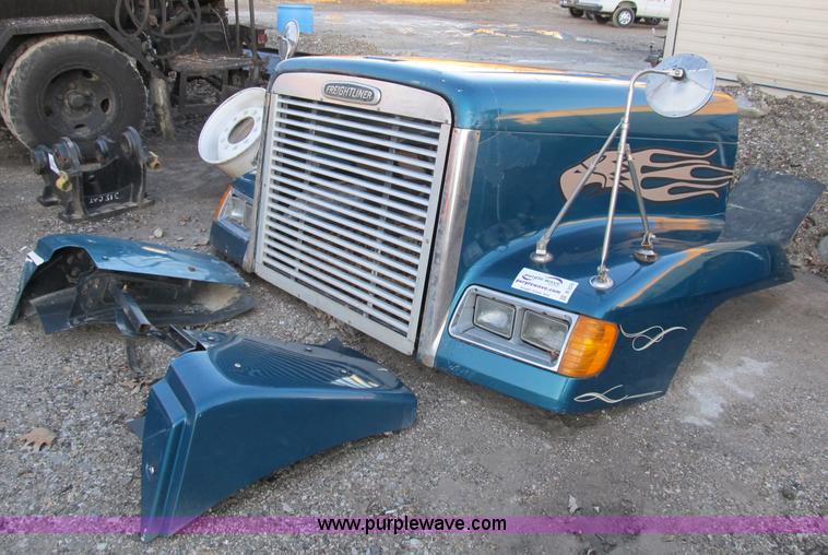 image for item B2570 2000 Freightliner FL120 body parts