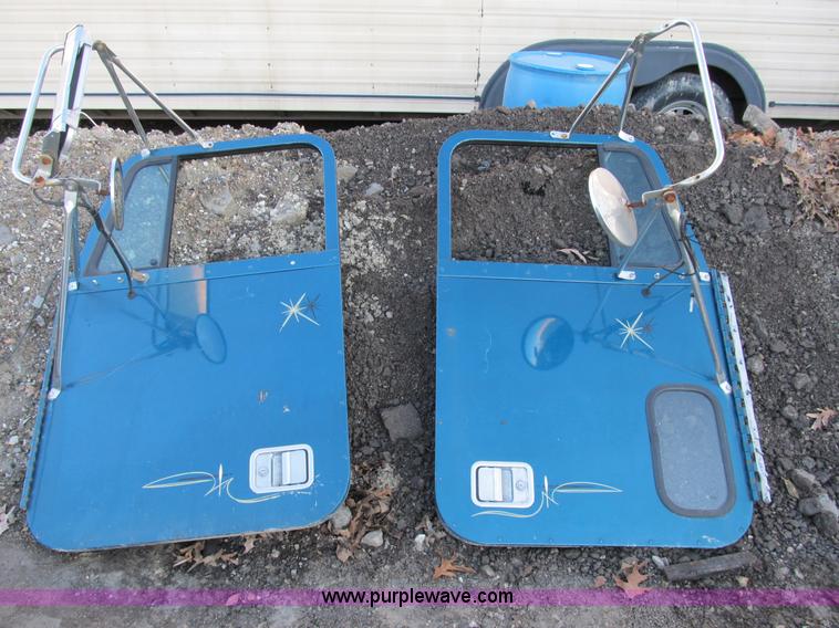 image for item B2570 2000 Freightliner FL120 body parts