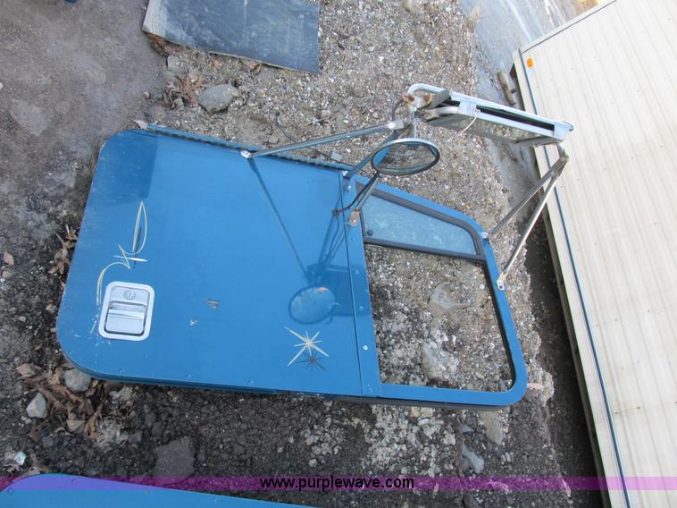 image for item B2570 2000 Freightliner FL120 body parts