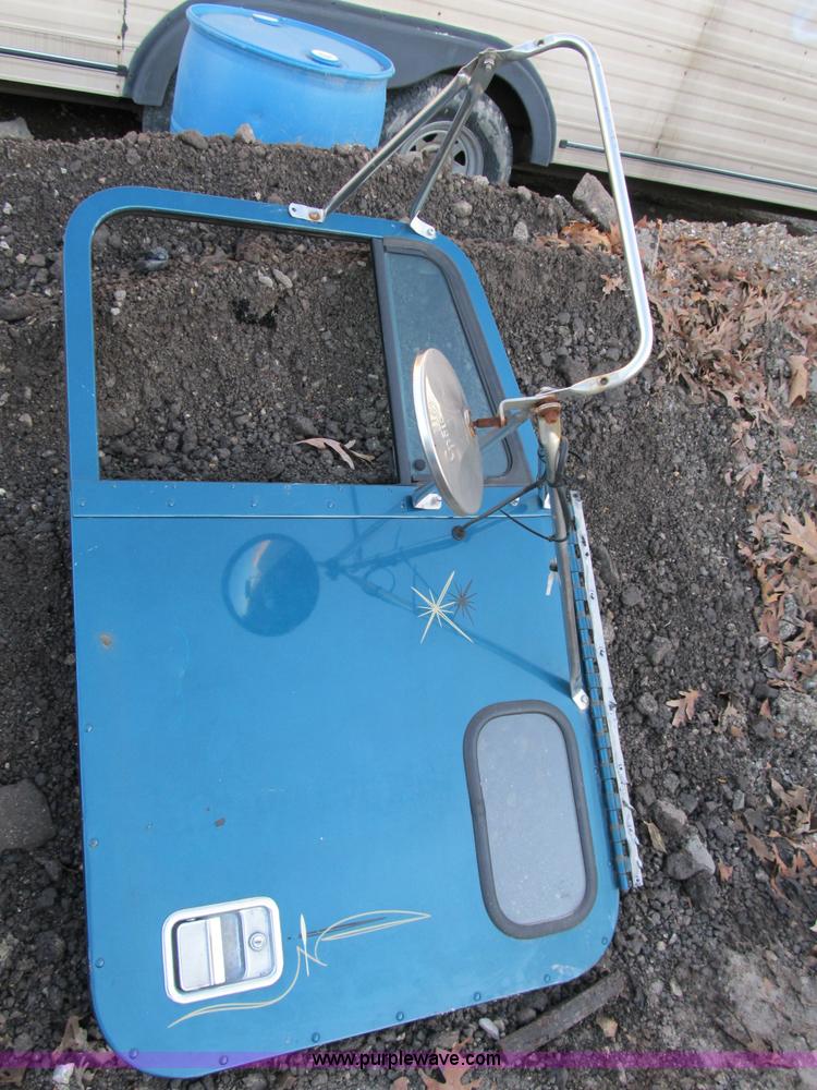 image for item B2570 2000 Freightliner FL120 body parts