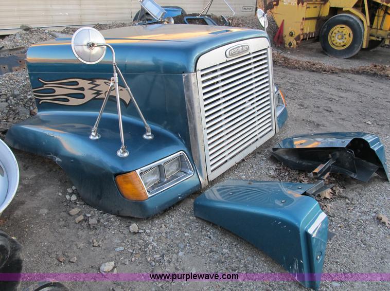 image for item B2570 2000 Freightliner FL120 body parts