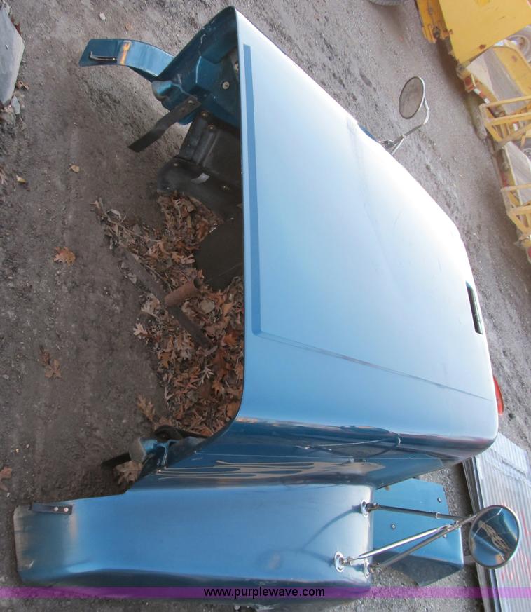 image for item B2570 2000 Freightliner FL120 body parts