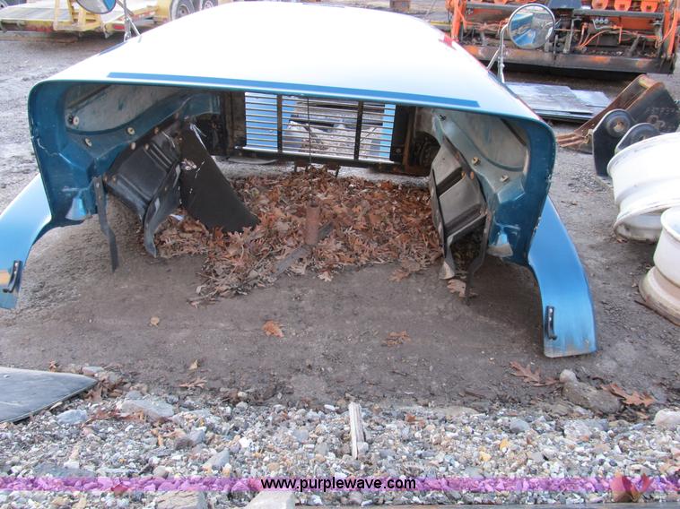 image for item B2570 2000 Freightliner FL120 body parts