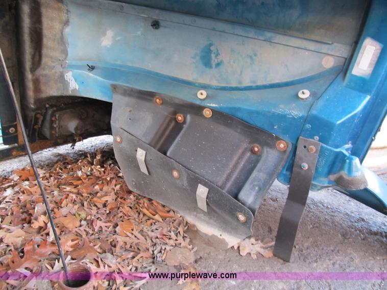 image for item B2570 2000 Freightliner FL120 body parts