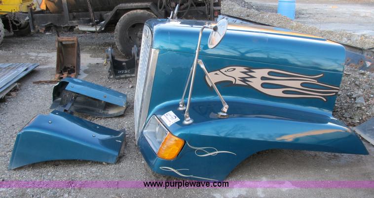 image for item B2570 2000 Freightliner FL120 body parts