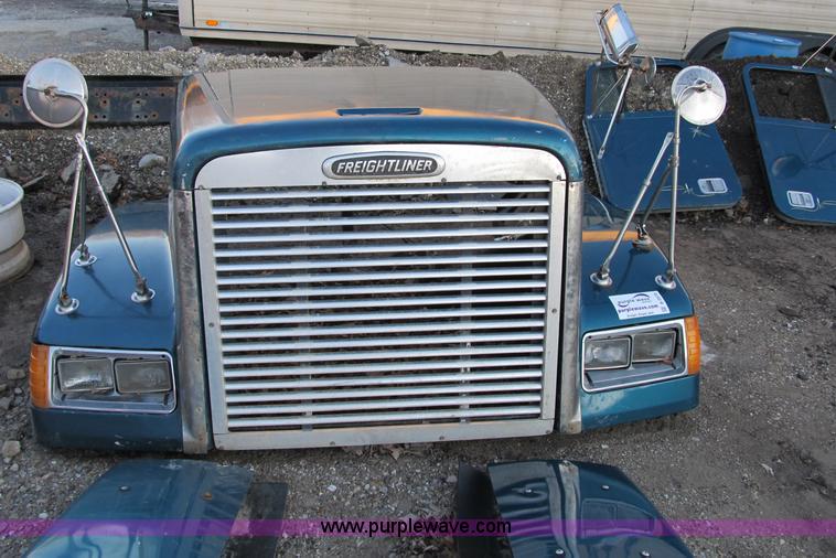 image for item B2570 2000 Freightliner FL120 body parts
