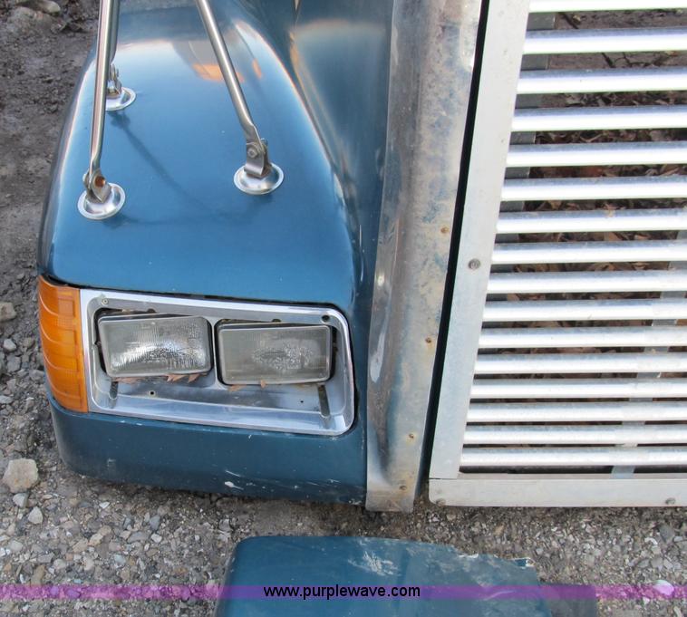 image for item B2570 2000 Freightliner FL120 body parts