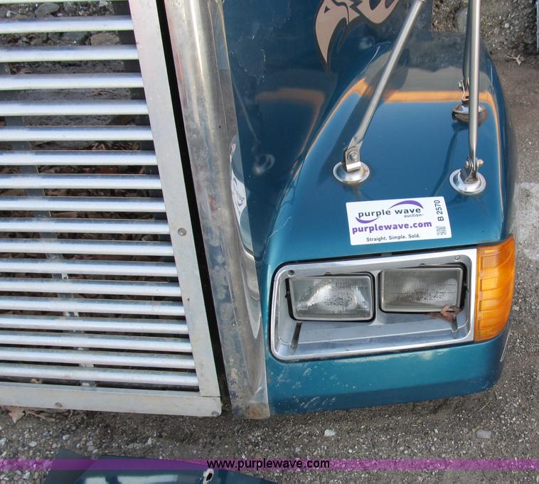 image for item B2570 2000 Freightliner FL120 body parts