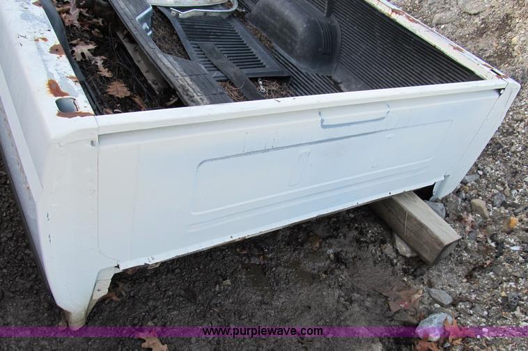 image for item B2572 1990 Ford F250 pickup truck bed