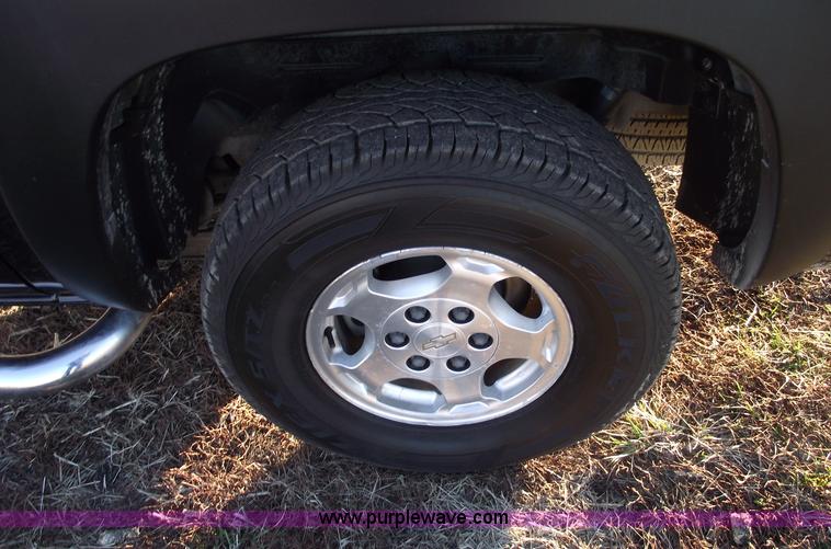 image for item B6055 2004 Chevrolet Avalanche 1500