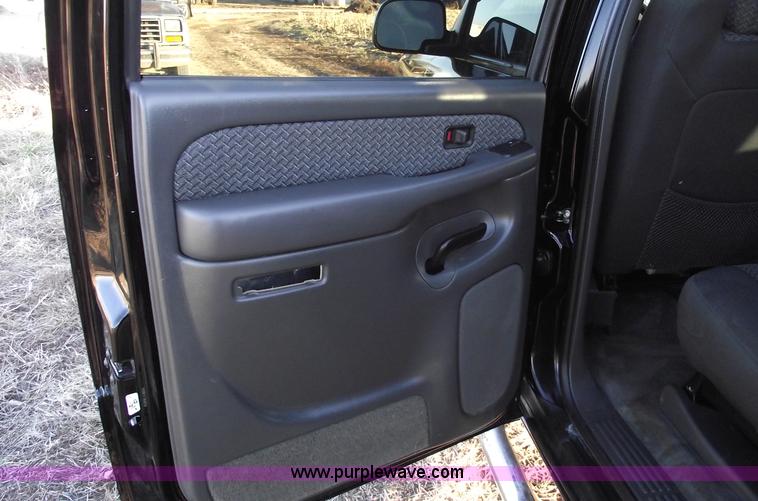 image for item B6055 2004 Chevrolet Avalanche 1500
