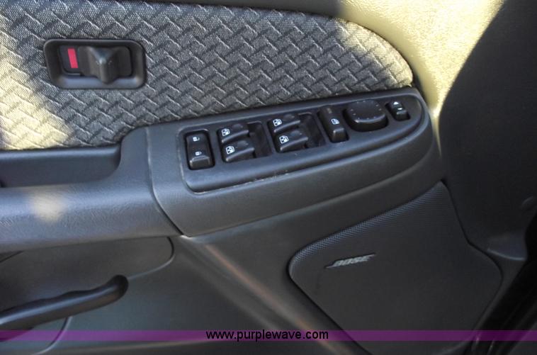 image for item B6055 2004 Chevrolet Avalanche 1500