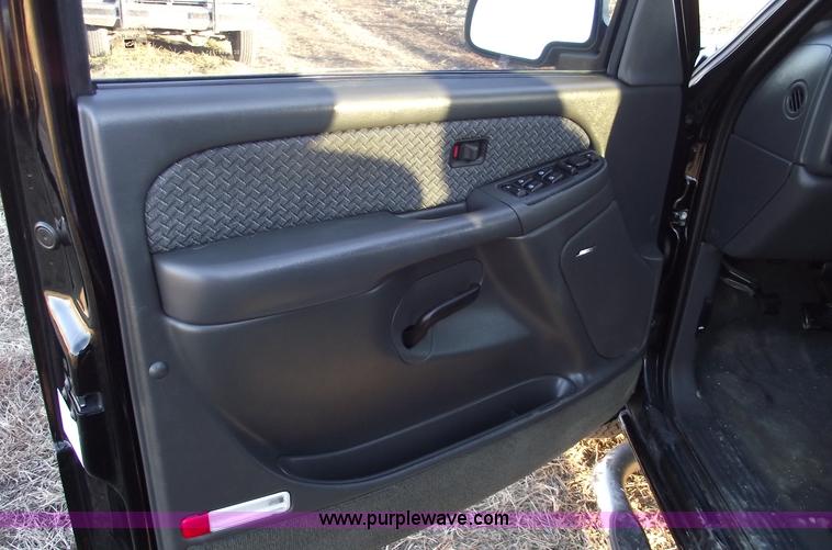 image for item B6055 2004 Chevrolet Avalanche 1500