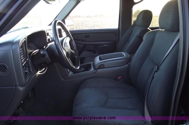 image for item B6055 2004 Chevrolet Avalanche 1500