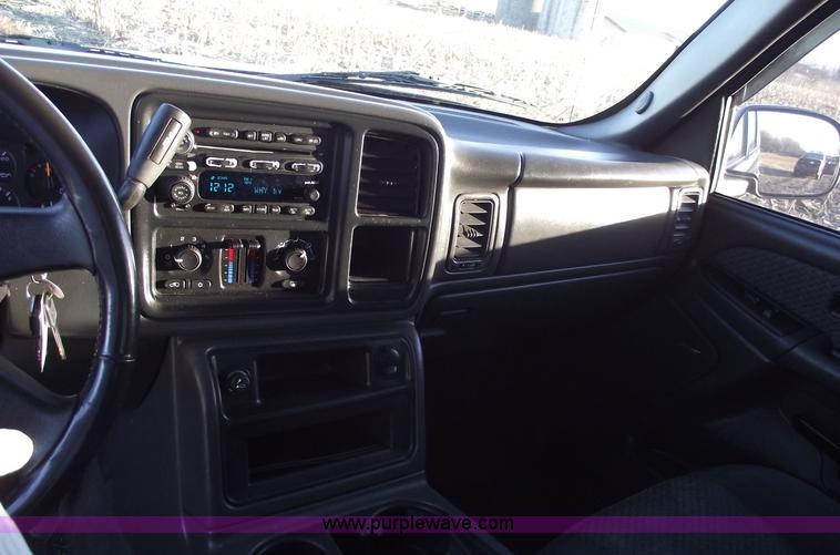 image for item B6055 2004 Chevrolet Avalanche 1500