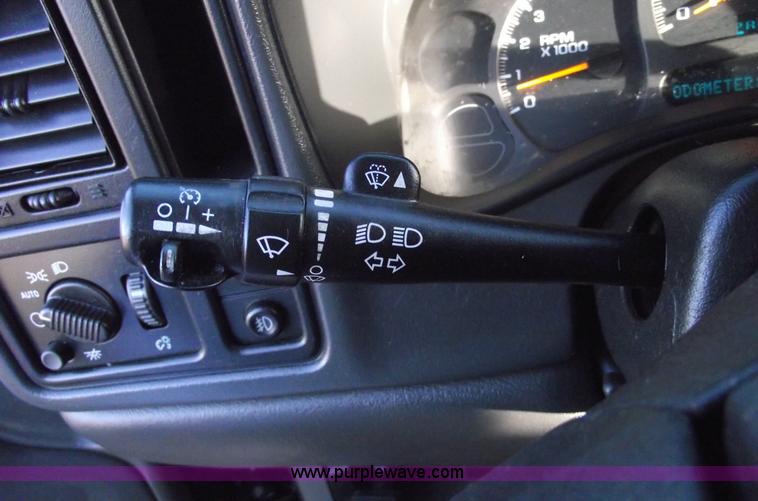 image for item B6055 2004 Chevrolet Avalanche 1500