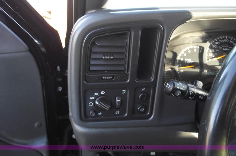 image for item B6055 2004 Chevrolet Avalanche 1500