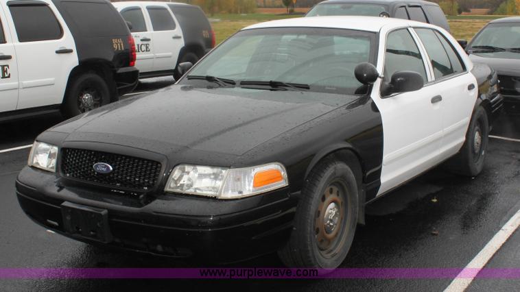 image for item B8660 2006 Ford Crown Victoria Police Interceptor