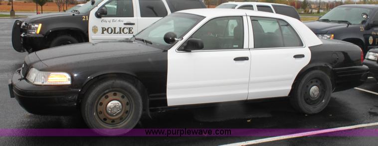 image for item B8660 2006 Ford Crown Victoria Police Interceptor