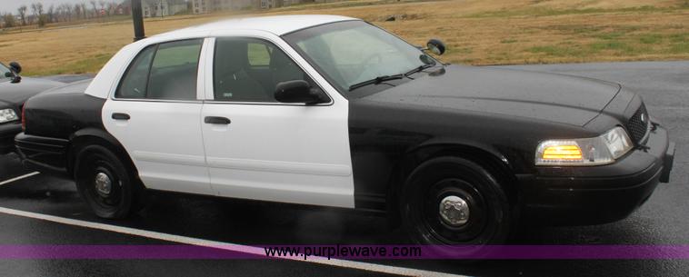 image for item B8660 2006 Ford Crown Victoria Police Interceptor