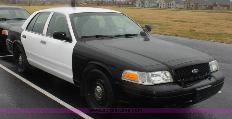 image for item B8660 2006 Ford Crown Victoria Police Interceptor