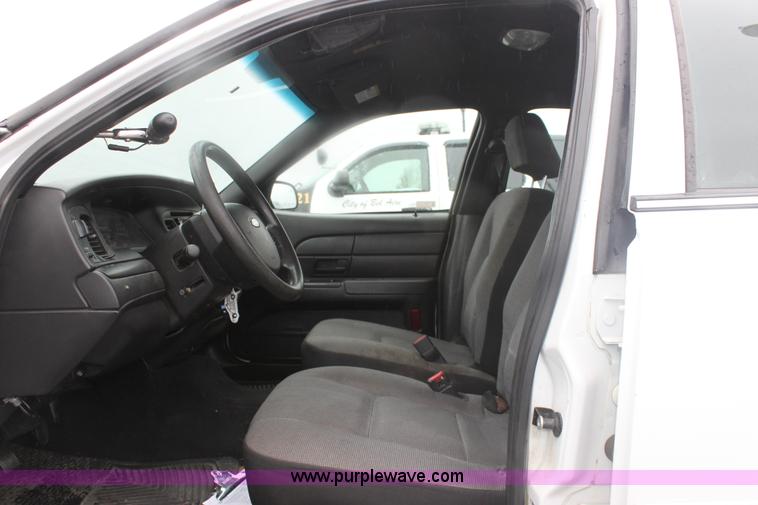 image for item B8660 2006 Ford Crown Victoria Police Interceptor
