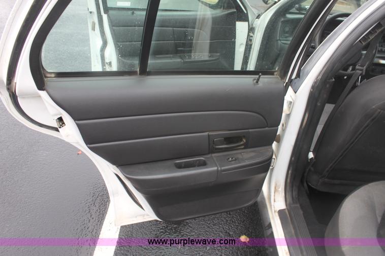 image for item B8660 2006 Ford Crown Victoria Police Interceptor