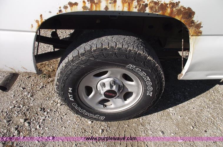 image for item C5886 2002 GMC Sierra 1500 extended cab pickup truck