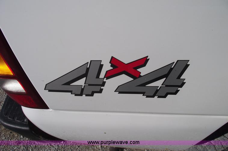 image for item C5886 2002 GMC Sierra 1500 extended cab pickup truck