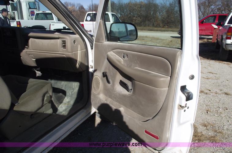 image for item C5886 2002 GMC Sierra 1500 extended cab pickup truck