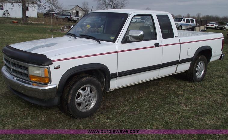 image for item C5921 1995 Dodge Dakota SLT club cab pickup truck