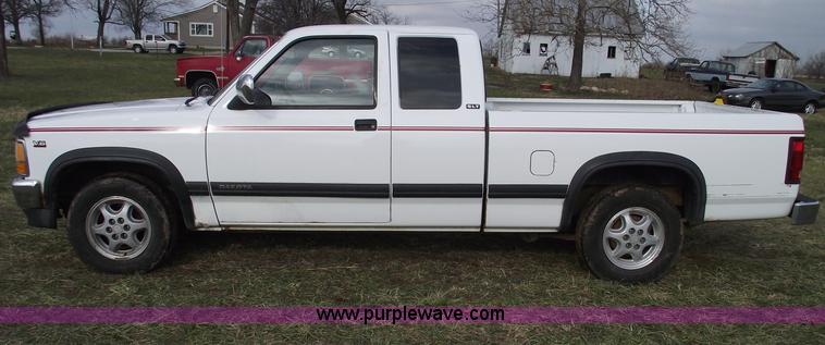 image for item C5921 1995 Dodge Dakota SLT club cab pickup truck