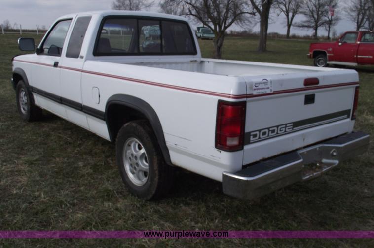 image for item C5921 1995 Dodge Dakota SLT club cab pickup truck