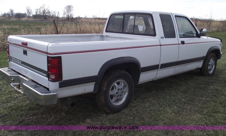 image for item C5921 1995 Dodge Dakota SLT club cab pickup truck