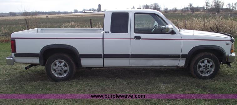 image for item C5921 1995 Dodge Dakota SLT club cab pickup truck