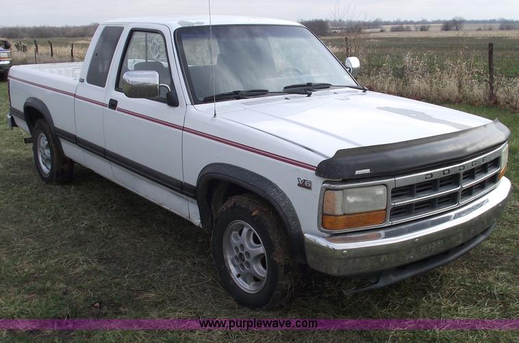 image for item C5921 1995 Dodge Dakota SLT club cab pickup truck